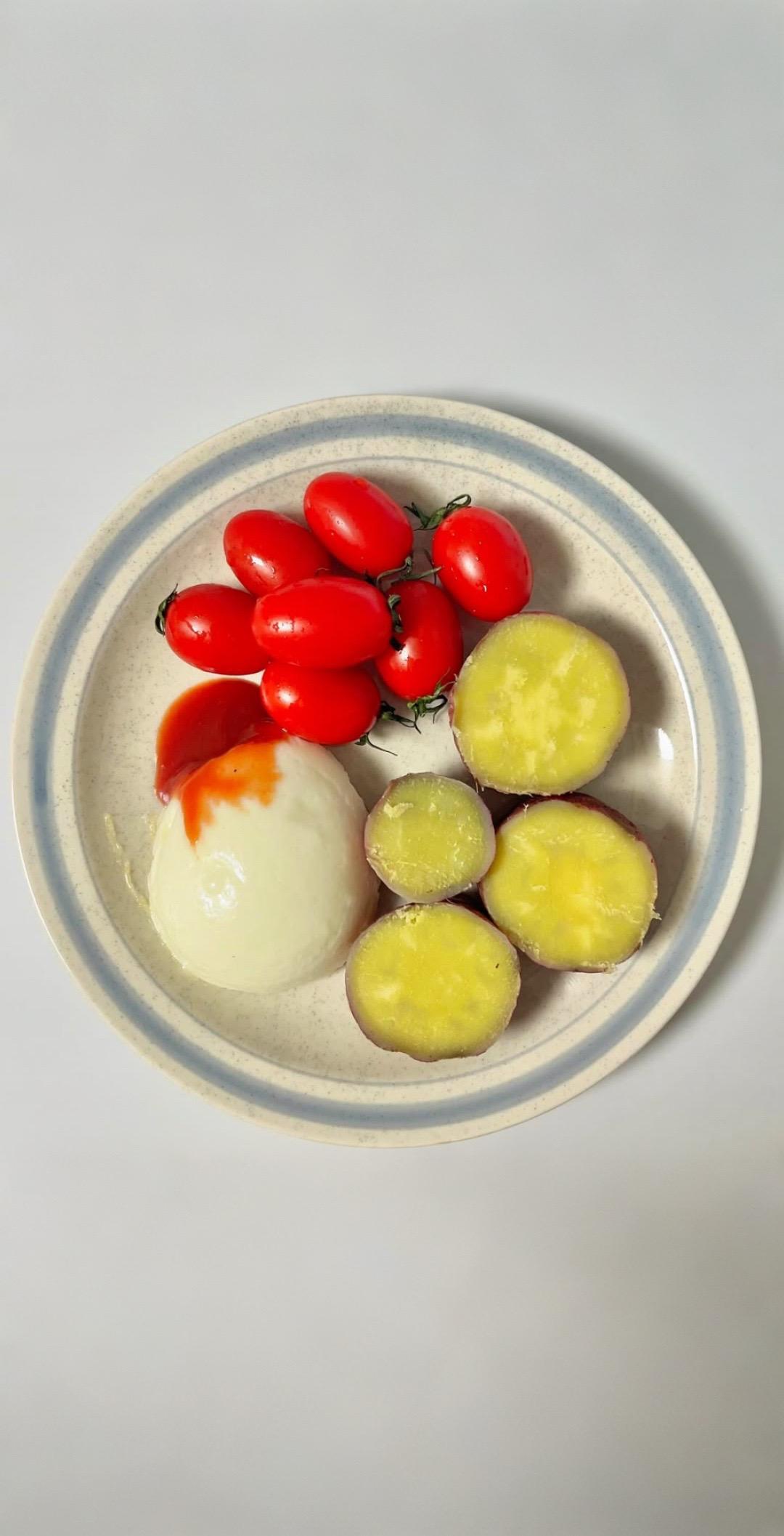 今日的减脂午餐登场啦！清蒸红薯🍠，香甜软糯，满满的膳食纤维，助我轻松享“瘦”。
