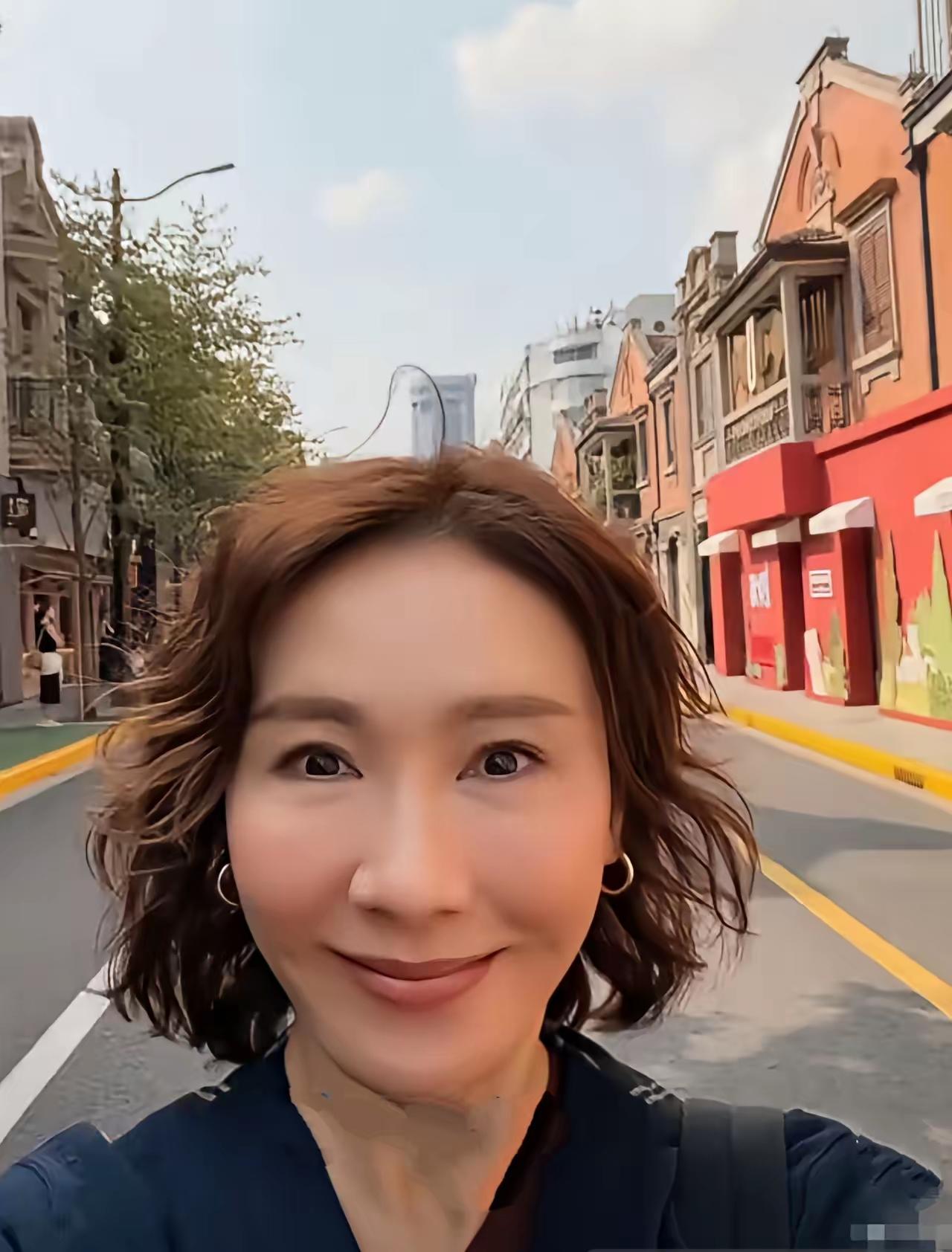 香港娱乐圈美女黎姿近照。感觉黎姿脸部变化好大，虽然皮肤紧致，笑容如初，总觉得黎姿