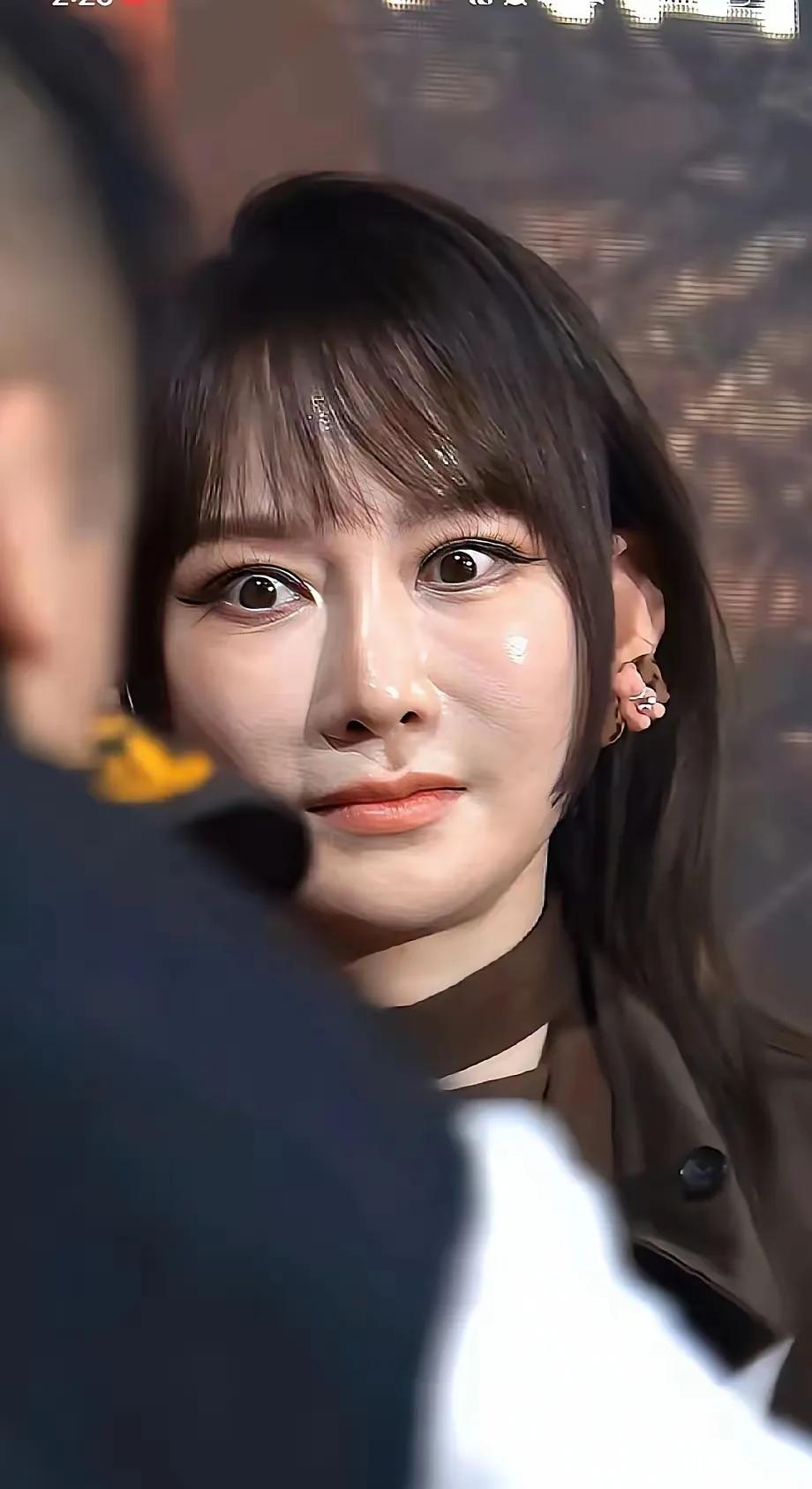 萨顶顶怒目圆睁，以为是有人惹她生气了，细看眼角开大了，只能无时无刻的瞪着眼睛，像