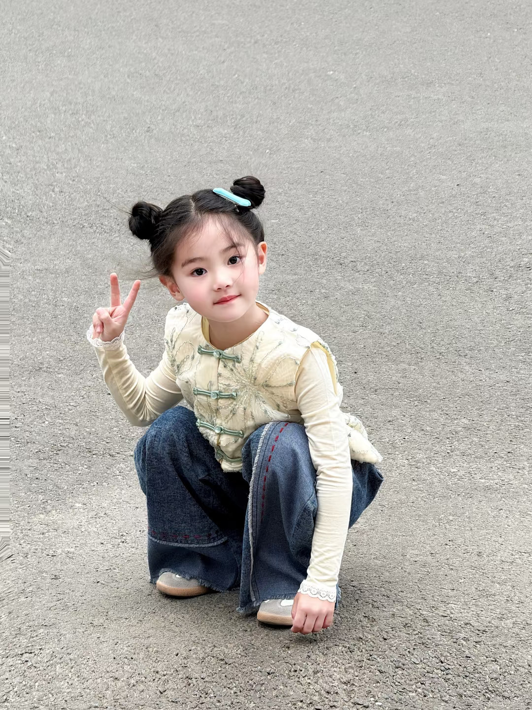 双丸子头女孩好可爱～