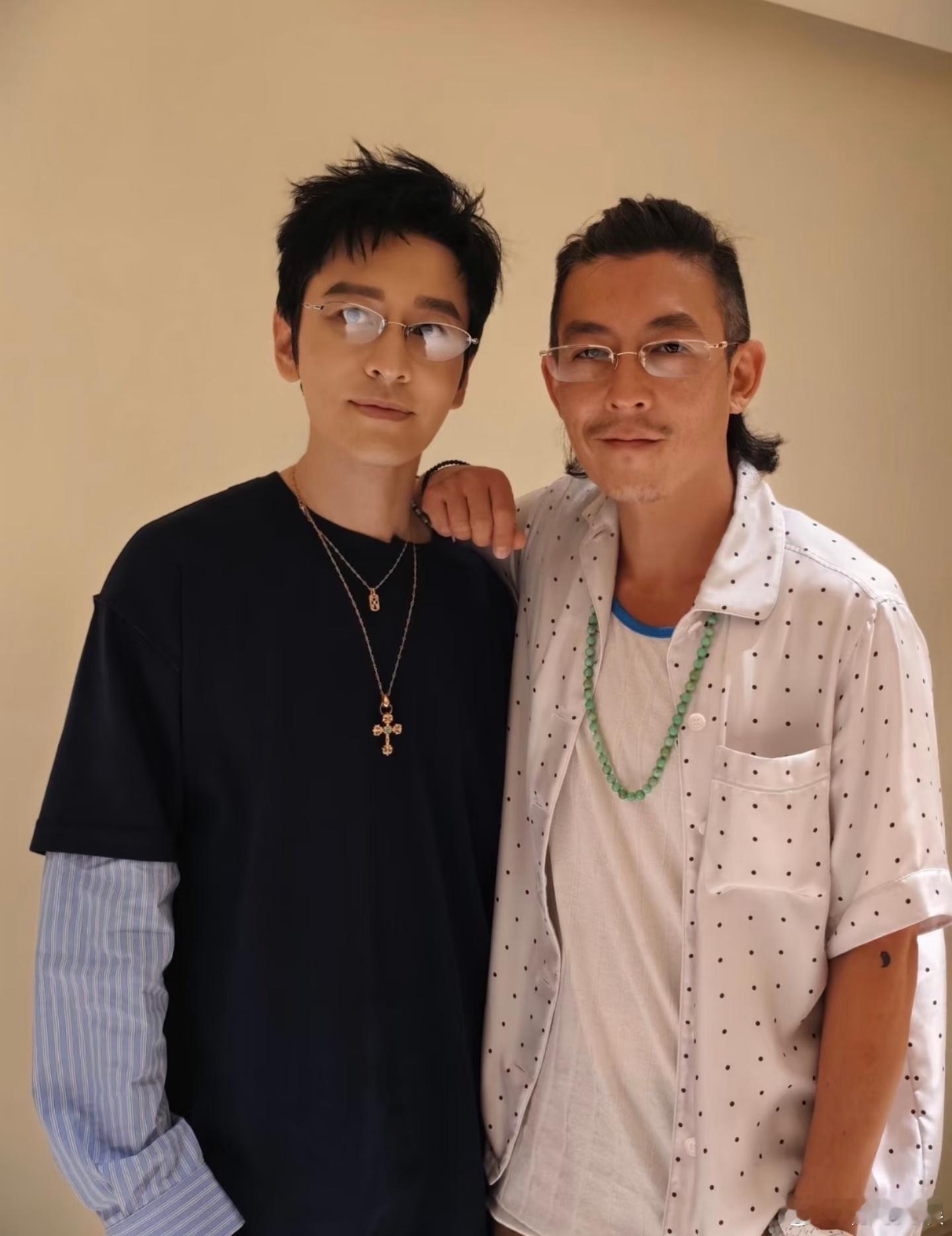 45岁的陈冠希48岁的黄晓明 8月21日，陈冠希与黄晓明在上海MOJO FEST