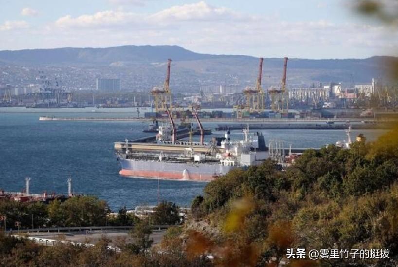 俄罗斯海事局称利比亚附近天然气罐车爆炸沉没。
路透 3 月 4 日电 —— 利比