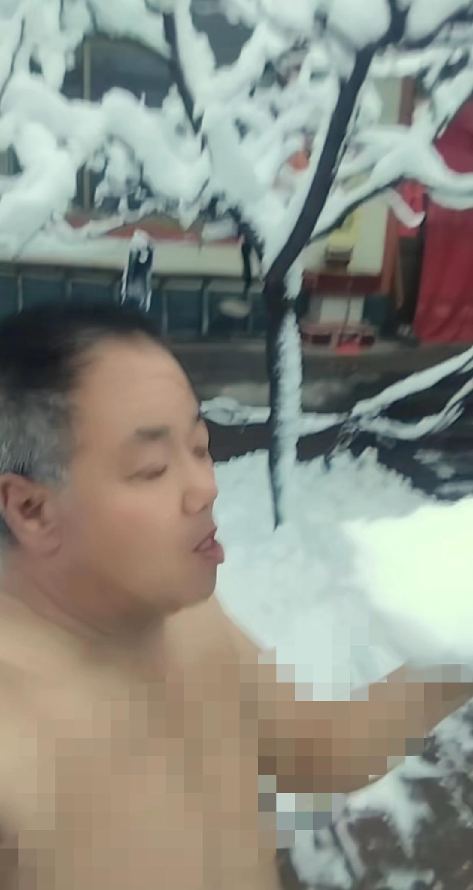 哑叔那里下了很大的雪，大冷的天，哑叔光着脊梁骨在院子里抱起一块大雪球就往嘴里送，