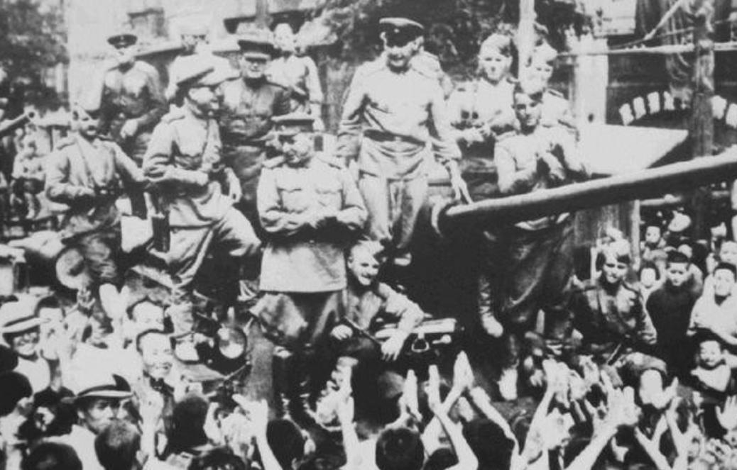 1945年秋，日本空军大队300多人被八路军俘虏，一个少佐大胆指着伍修权腰间：“