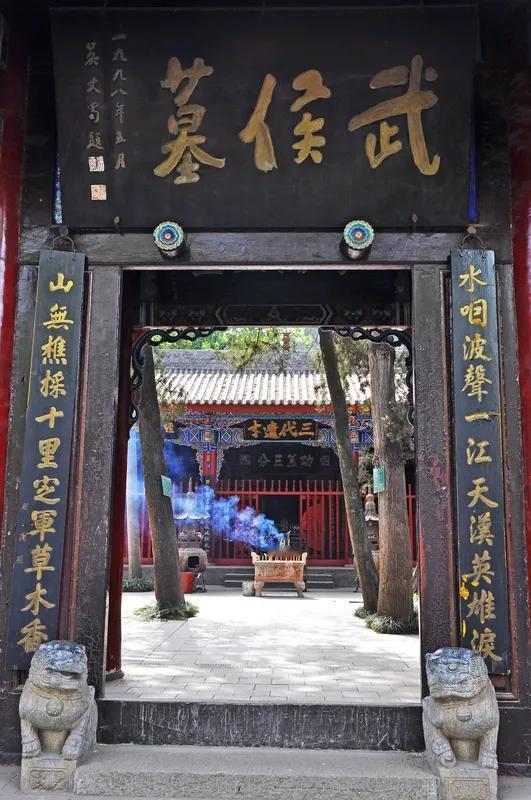 有命无运叹英莲！谁造的孽？
红楼梦不是讲宿命论的，而是诉说遗憾愧疚。
不是宿命，