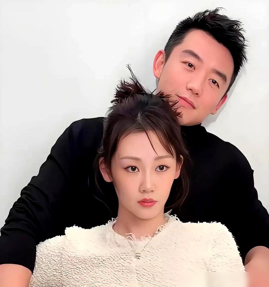 别再同情郑恺了。
三年生三胎，不是事业刹车，是精准卡位。《奔跑吧》焊死基本盘，