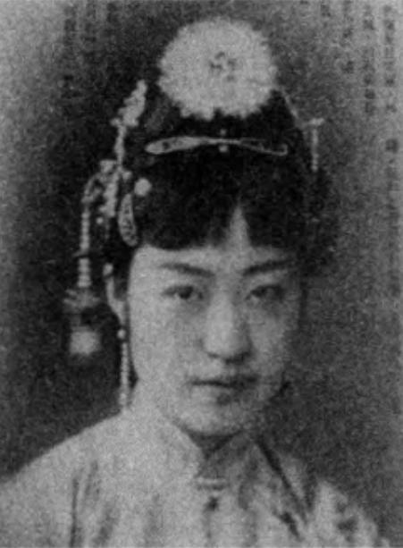 1926年，溥杰带妻子唐怡莹去北京饭店吃饭，碰上了张学良，谁知唐怡莹却向张学良示