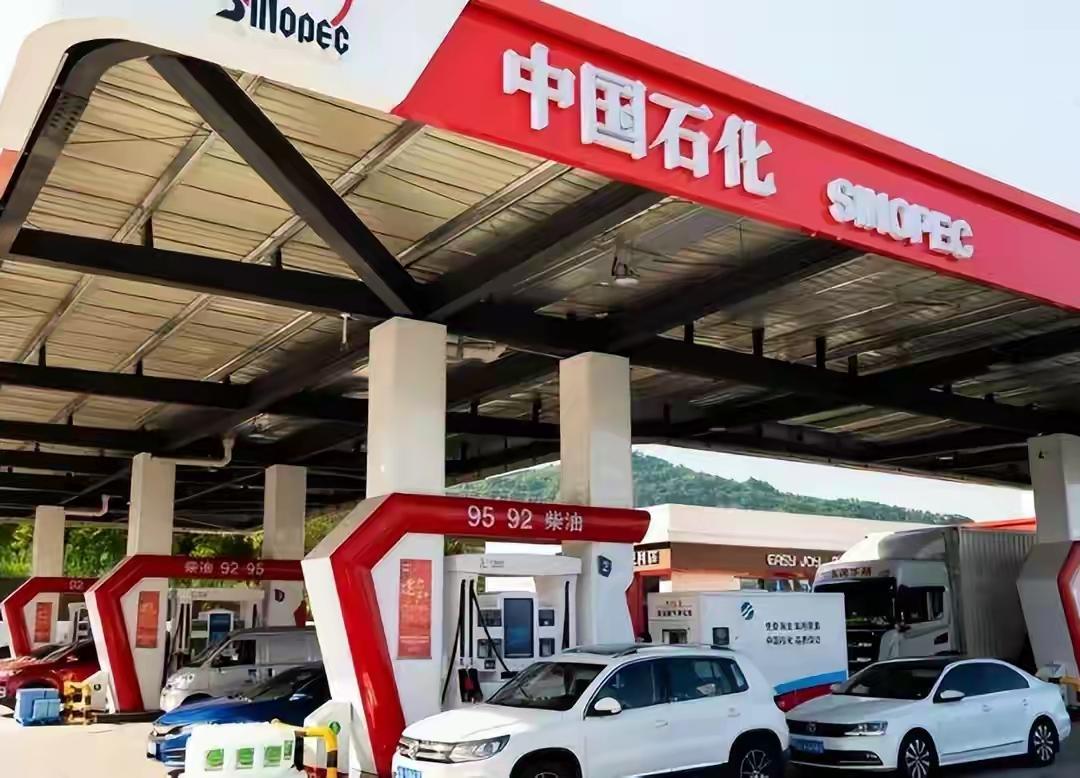 国际油价大幅上涨，最高接近120美元/桶，触发国内调价窗口。9日晚12点国内92