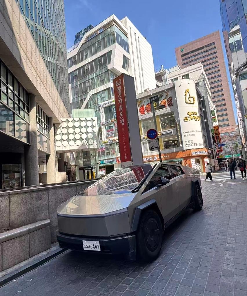 特斯拉Cybertruck（赛博皮卡），也叫特斯拉赛博越野旅行车。
它是特斯拉推