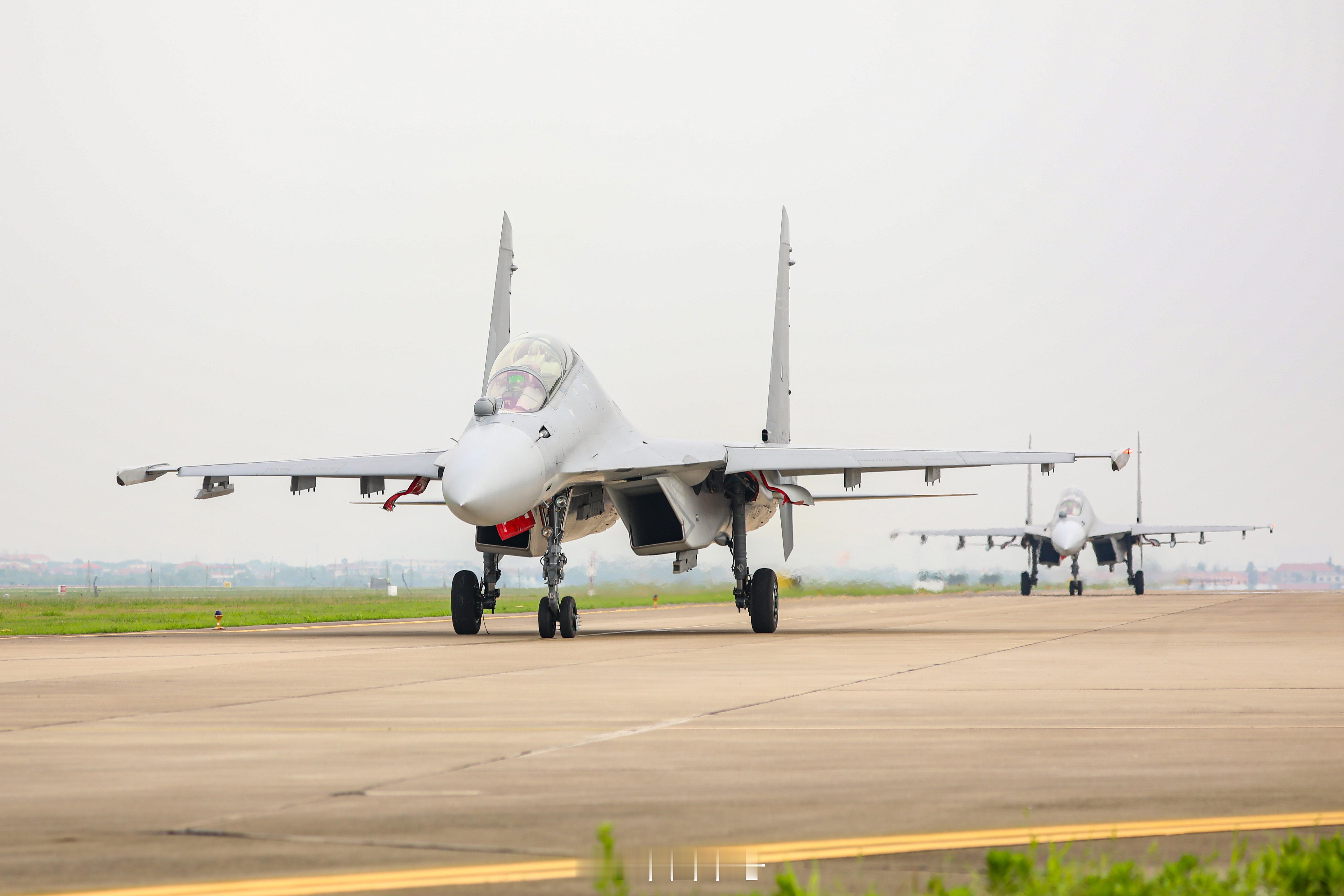 【铁翼破云霄！直击东部战区歼16飞行训练】近日，东部战区空军航空兵某旅展开多编队