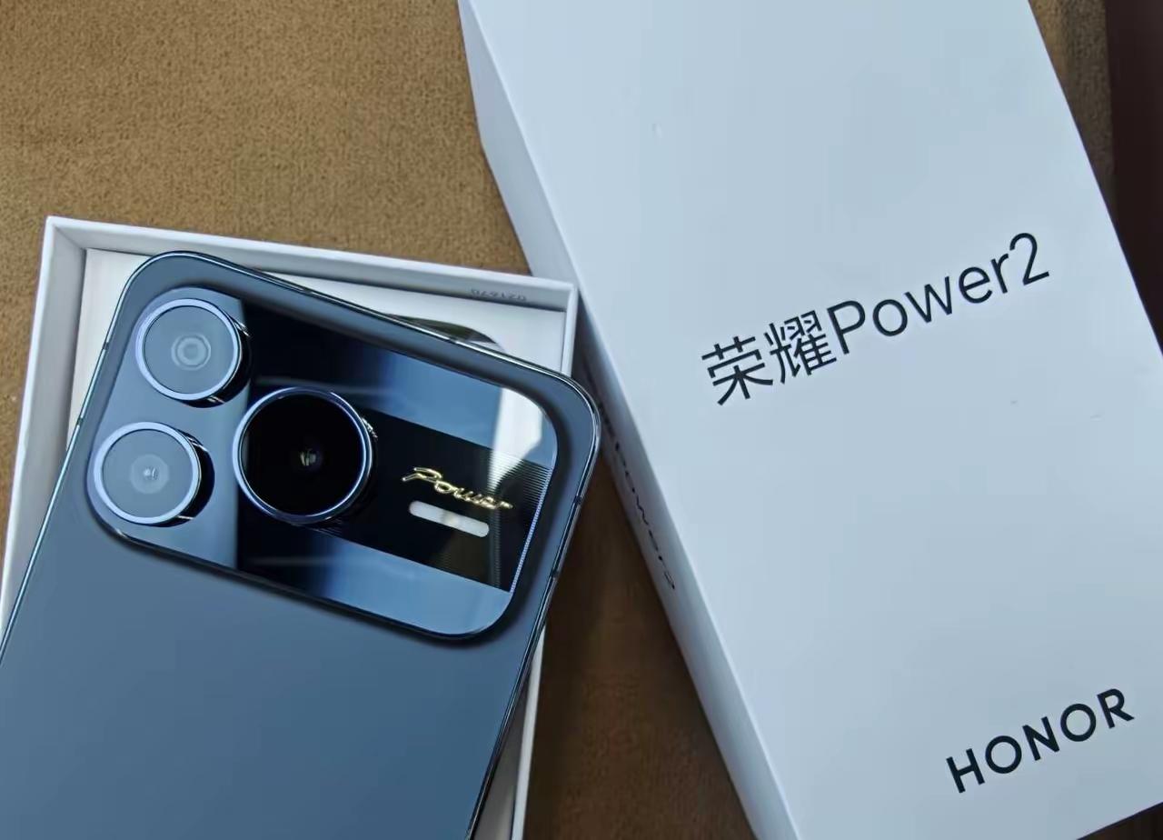 荣耀Power2真机上手｜这外观真的戳我！酒红素皮搭配金属中框，加上居中大圆环镜