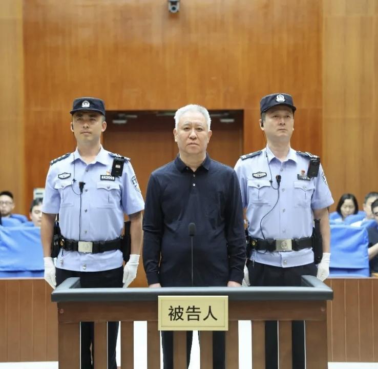 生意人是把刑期都算进成本里的！
如果掏空150家银行，哪怕坐牢，能给自己的后代留