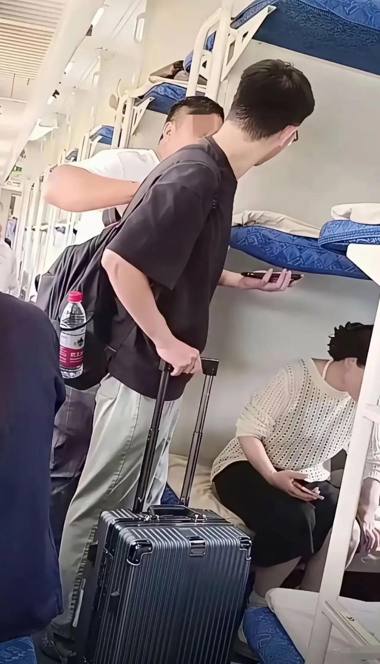 火车下铺被占，小伙坚决不换！大叔道德绑架劝让位，小伙怒怼太解气

说实话，现在坐