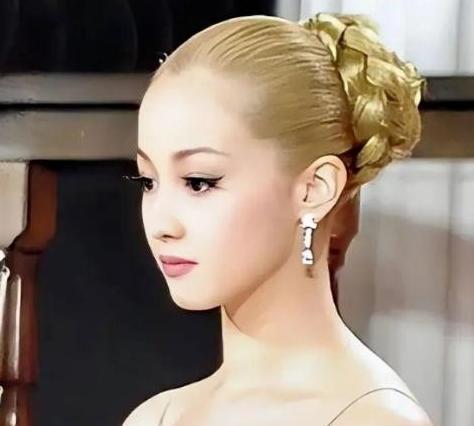 “一个月5次，超过按50万一次收费！”2009年，日本娱乐圈爆出大瓜，“亚洲第一