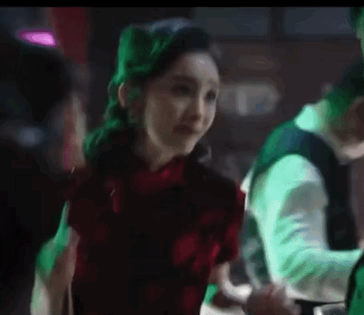 有人开始怪导演张黎了，还说当初杨洋在《武动乾坤》里演成这样他都让过，如今杨幂也这