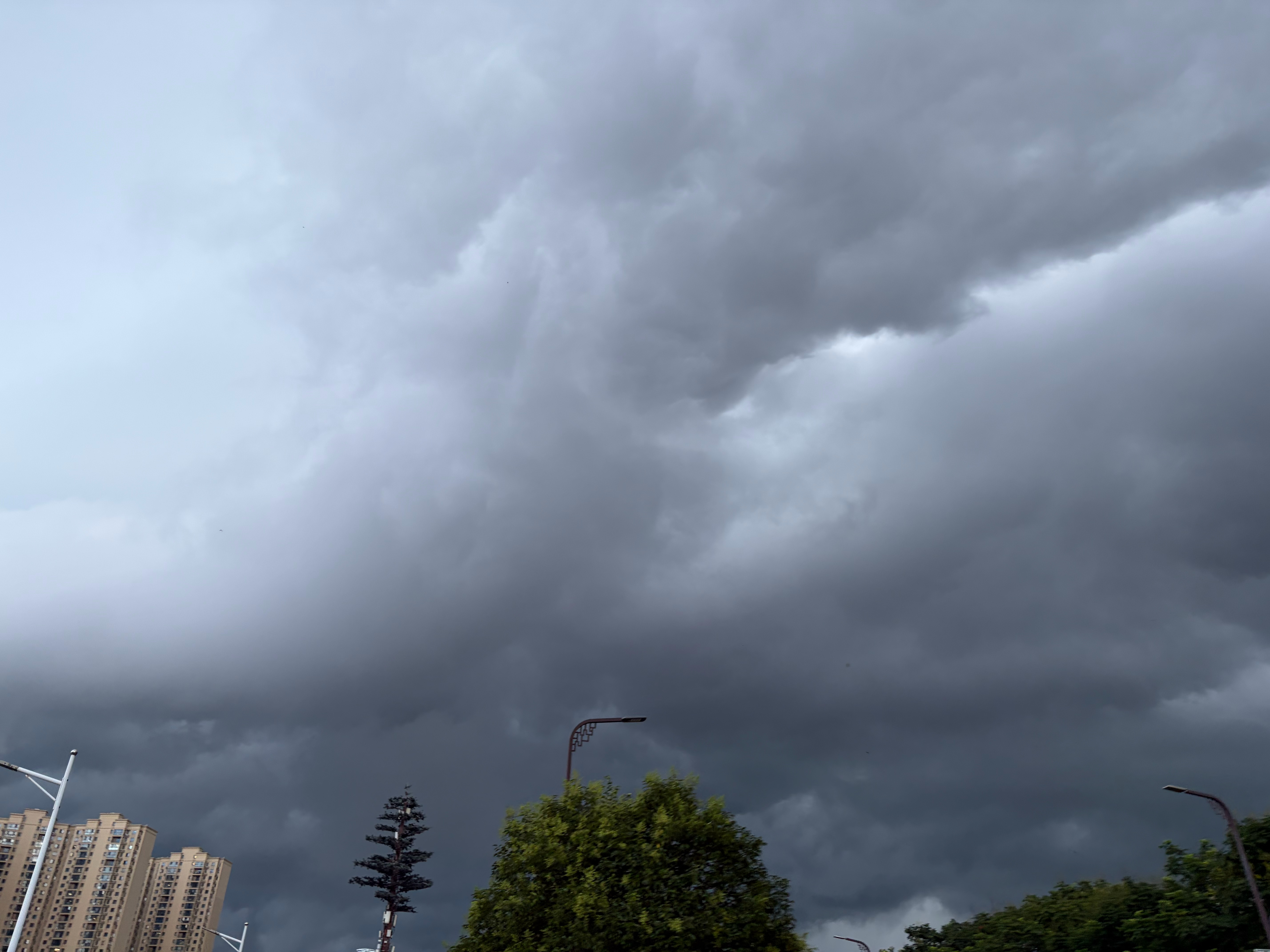 还好跑得快，到家了，现在下暴雨ing 