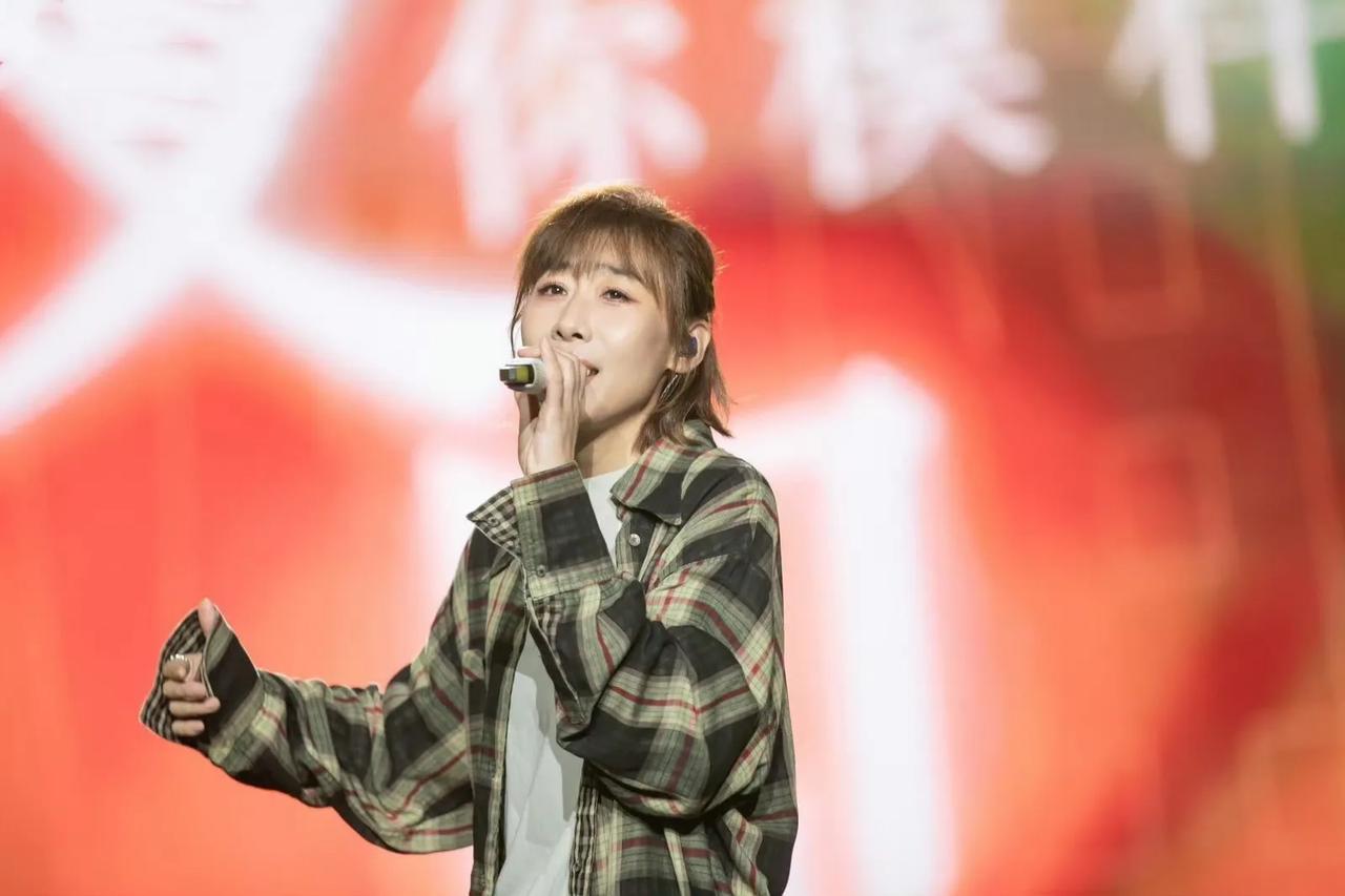 任素汐枣林湾音乐节献唱 民谣清流治愈人心！任素汐亮相枣林湾民谣音乐节，白衬衫牛仔