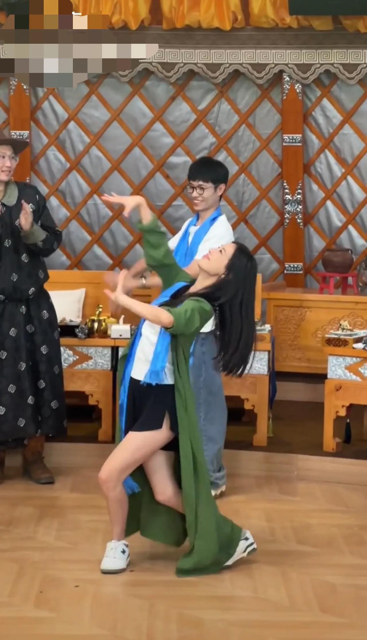 黄圣依跳舞太美了，高光时刻。
杨子在后面，你看那眼神，就说嫉妒不嫉妒？心里潜台词