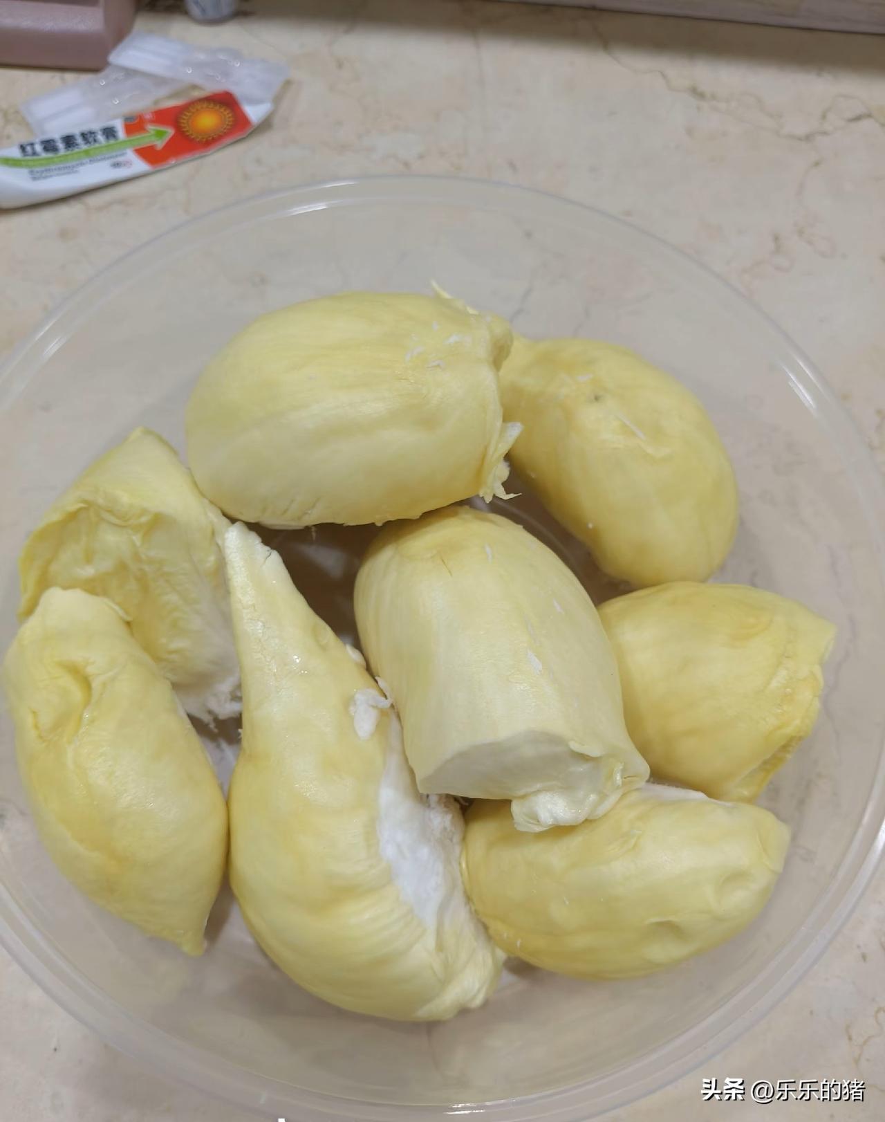 在我妈家刚剥好榴莲，邻居老奶奶来了，拿了一块让她尝尝，老奶奶说没吃过不愿意吃，我