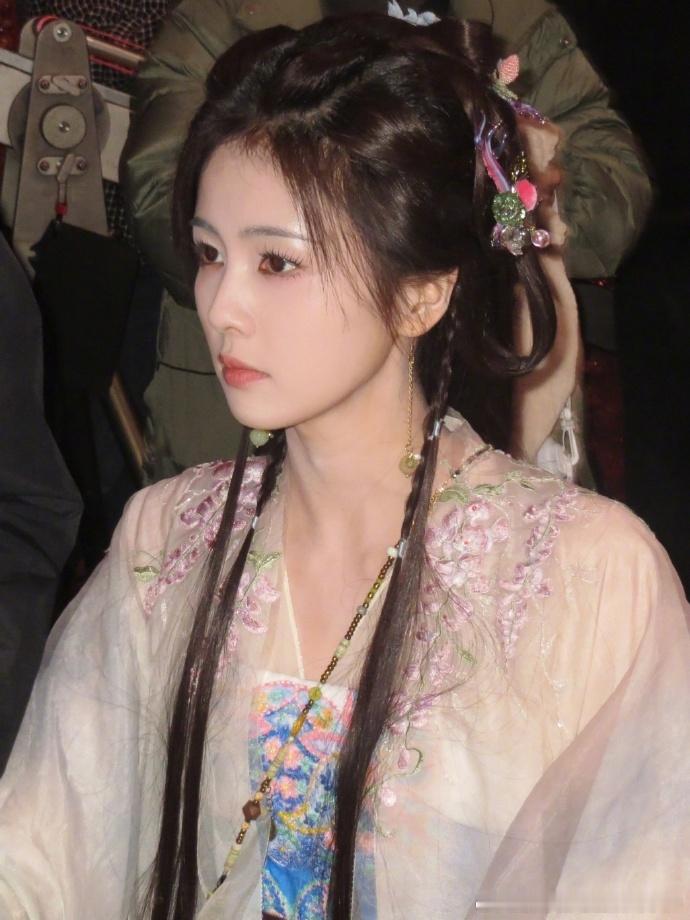 白鹿今天加更别忘啦  白鹿提醒白月梵星加更 白月梵星加更时刻，白鹿提醒准时收看，