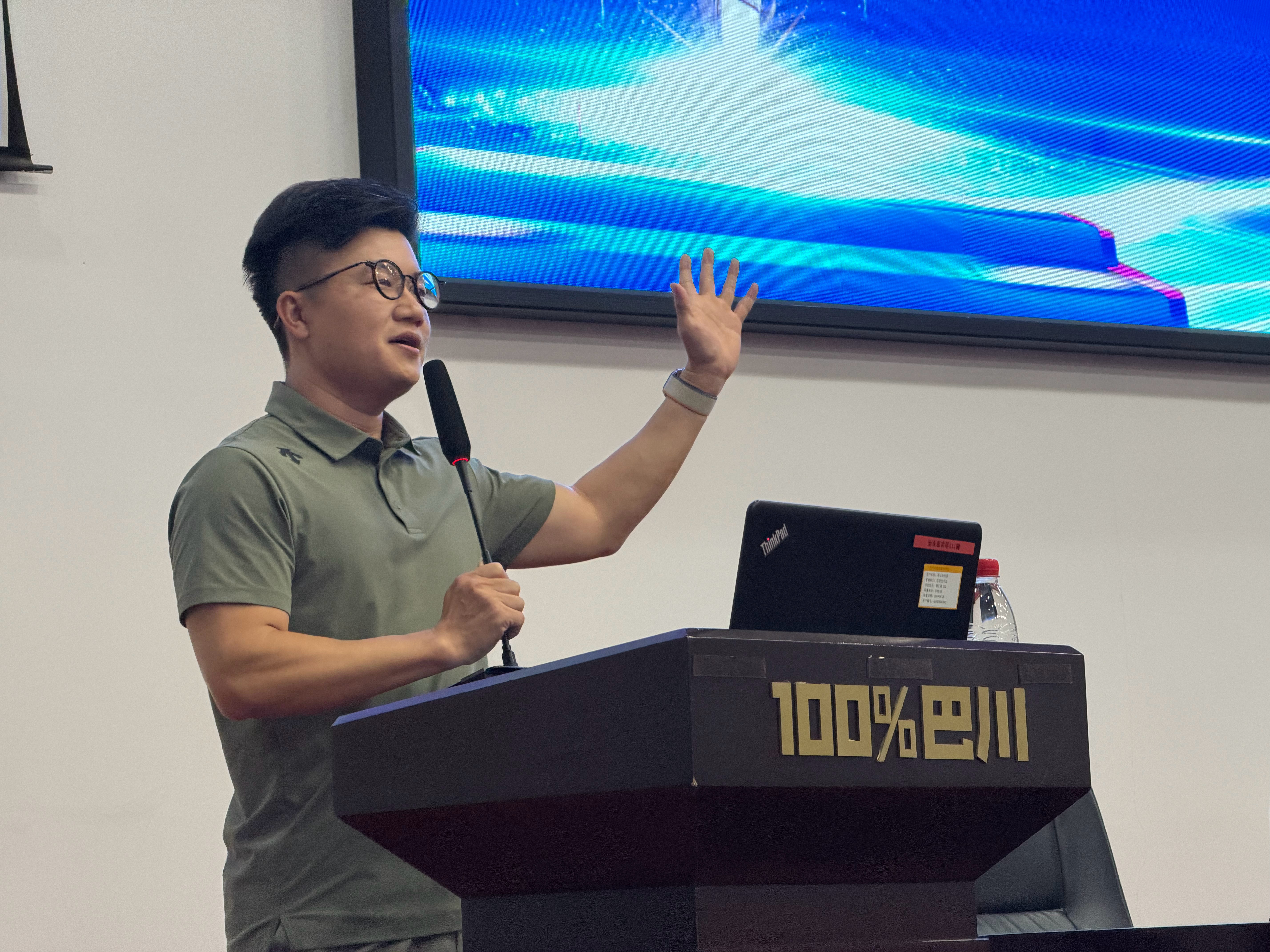 突然让老师拉上台讲两句！下面几十个家长[允悲][允悲][允悲][允悲][允悲] 