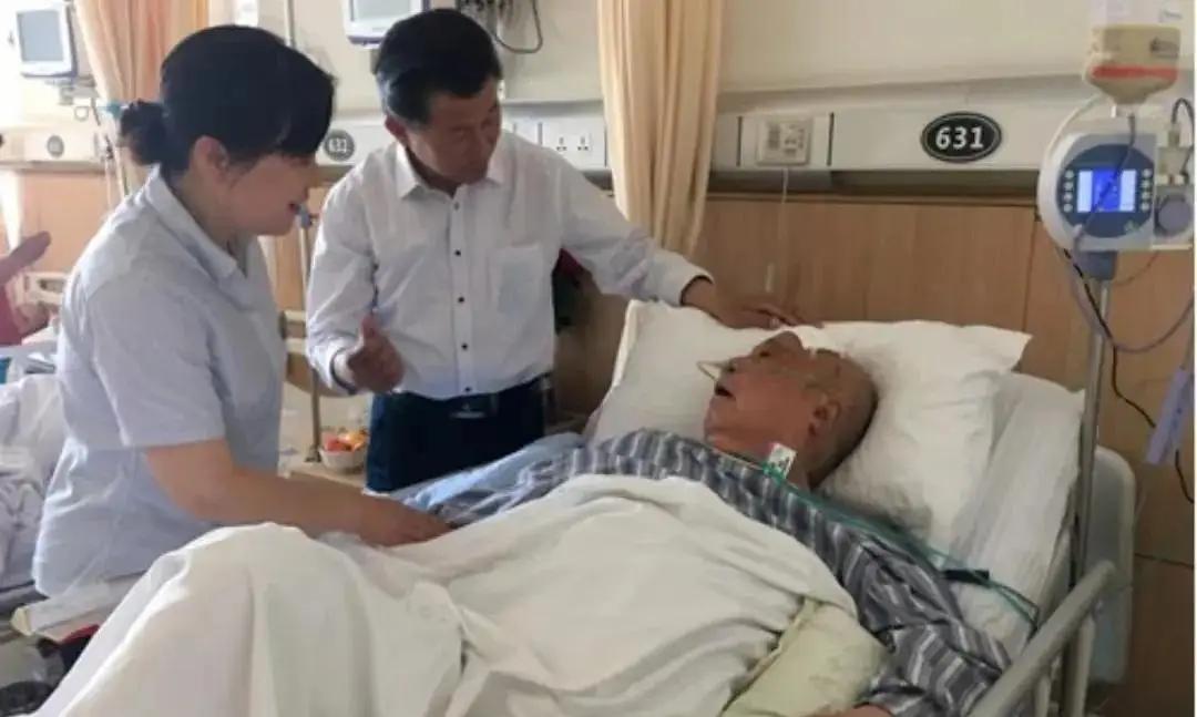 全国两亿多独生子女，正在迎来最难熬的中年难关。家里一旦有老人卧床失能，全家瞬间陷