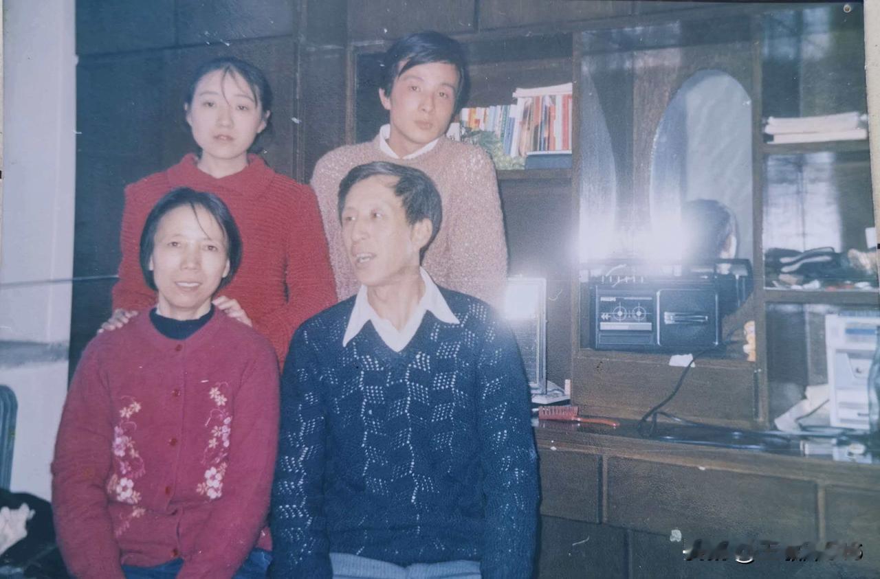 整理父母遗物，终于翻出我们四口全家福。
八九年拍的，那是我家最幸福的一年。
我外