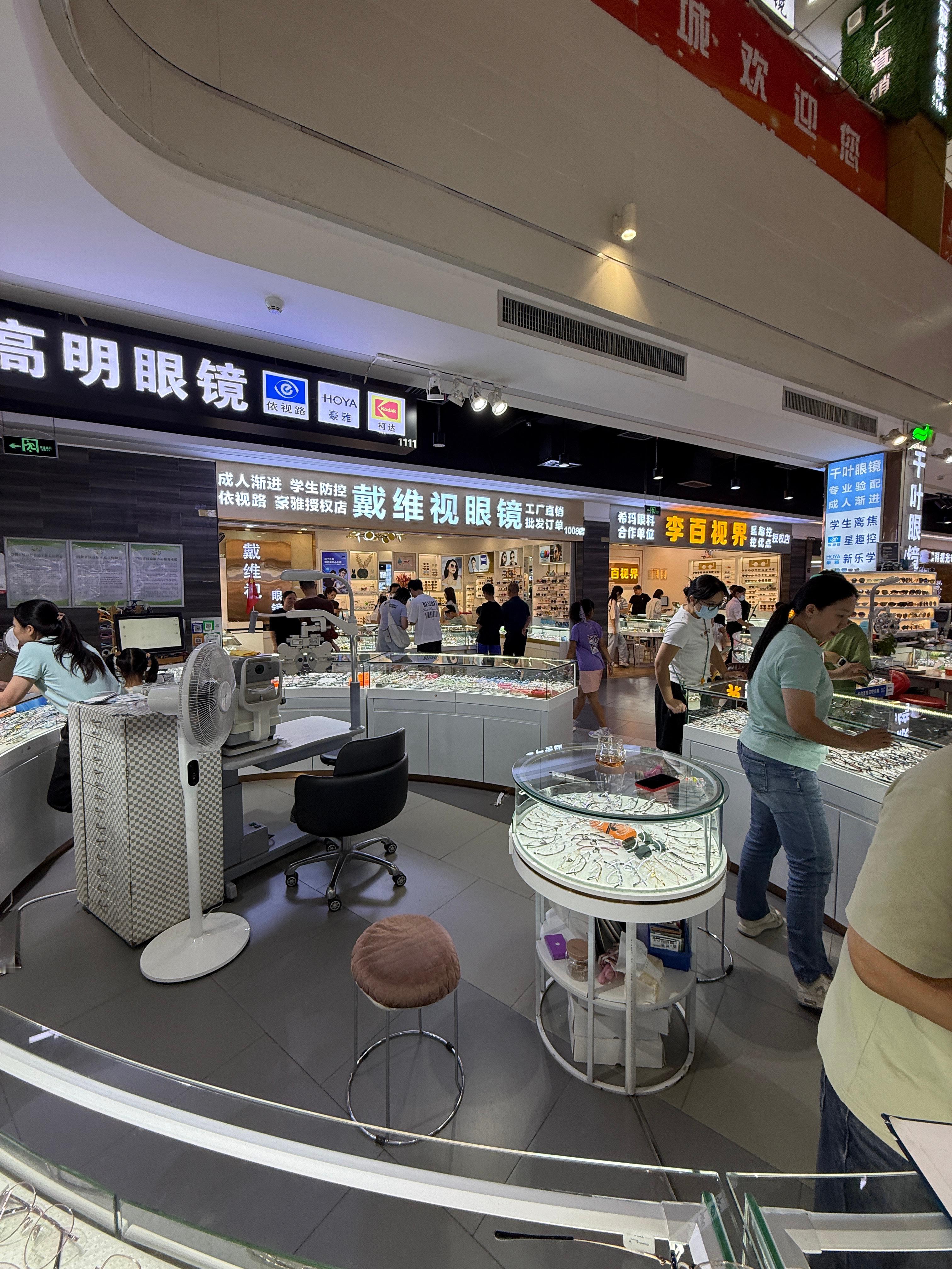 横岗眼镜城的眼镜和镜片真的好便宜，蔡司镜片加钛合金镜框一套配下来也就500左右，
