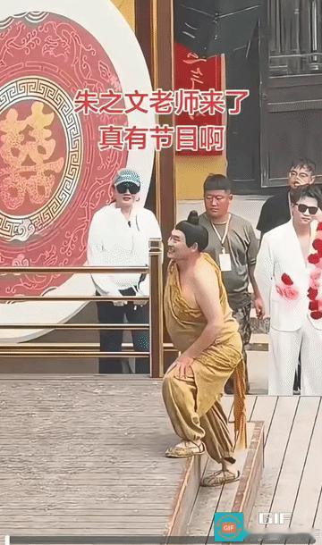 大衣哥为博流量豁出去？扮相反差太大，画风被吐槽转向丑星路线
 
早前大衣哥朱之文