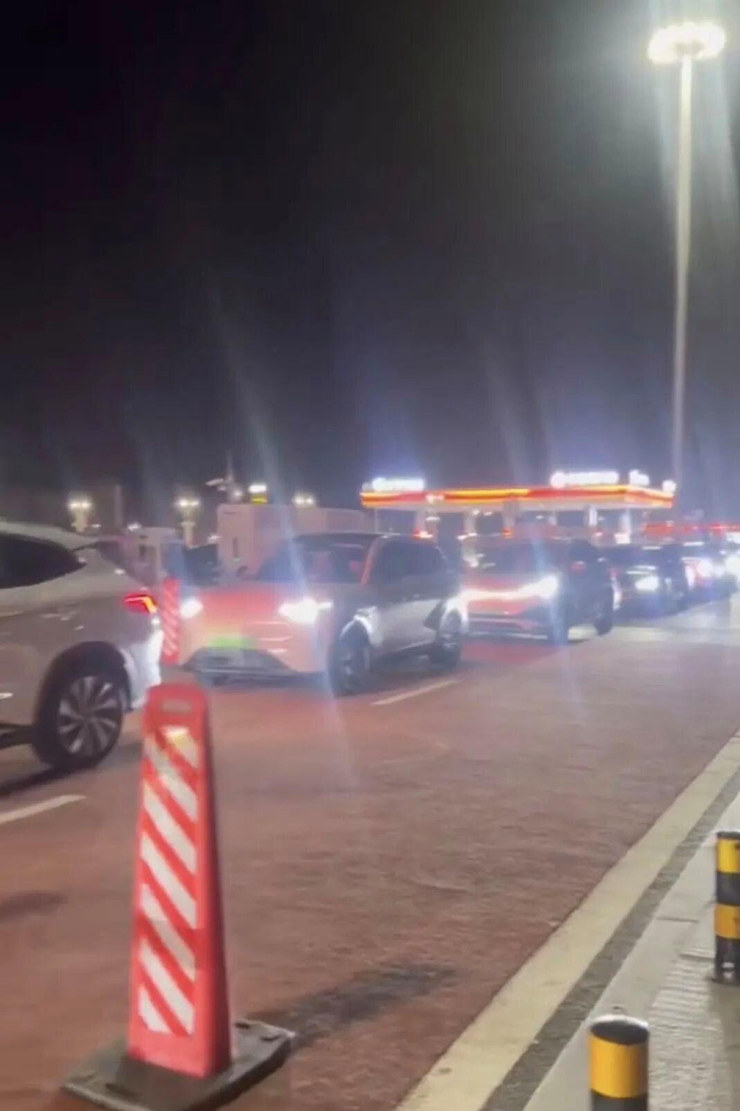 国庆跑高速的电车车主，这回又体验了一把啥叫“充电五分钟，排队两小时”。
去年国庆
