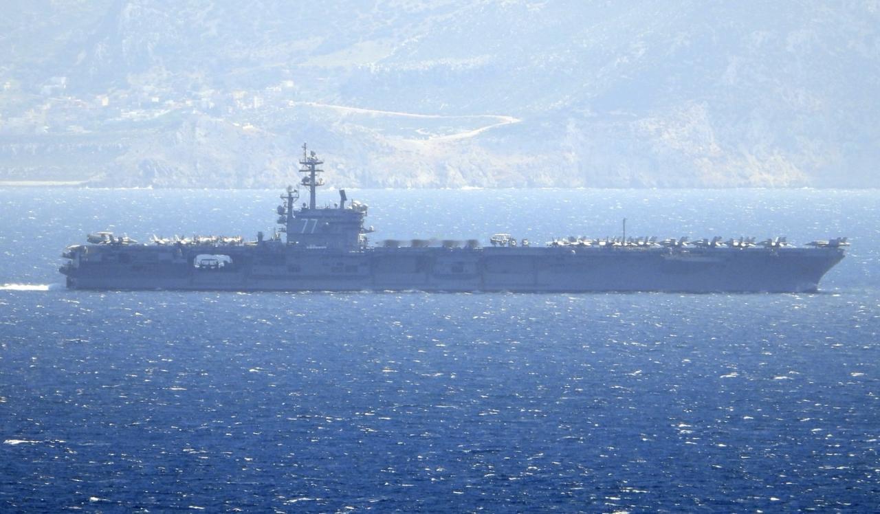 老布什号航舰穿越直布罗陀海峡