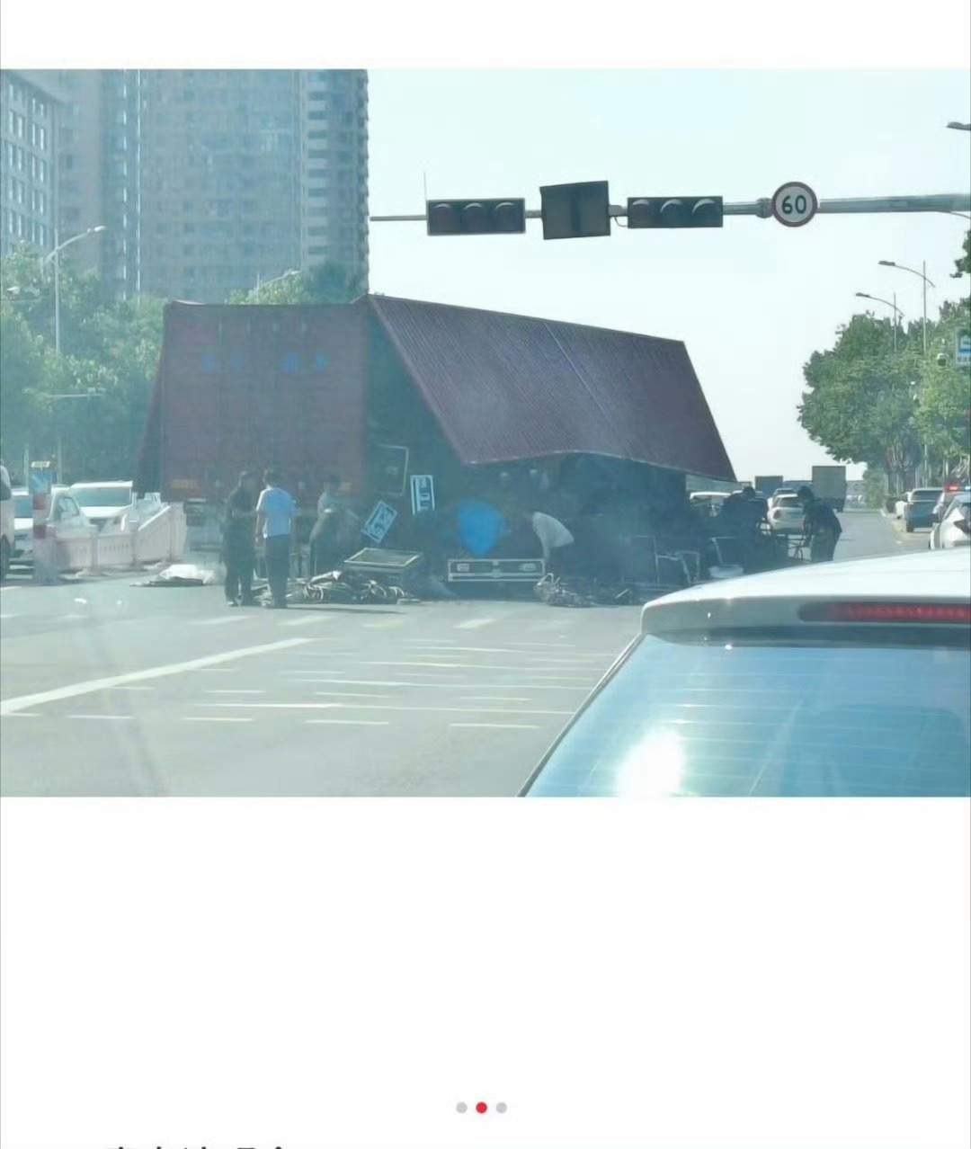TOP青岛演唱会设备车倾撒 总算开完了！国信这几天都成风暴眼了！交通堵死、垃圾满