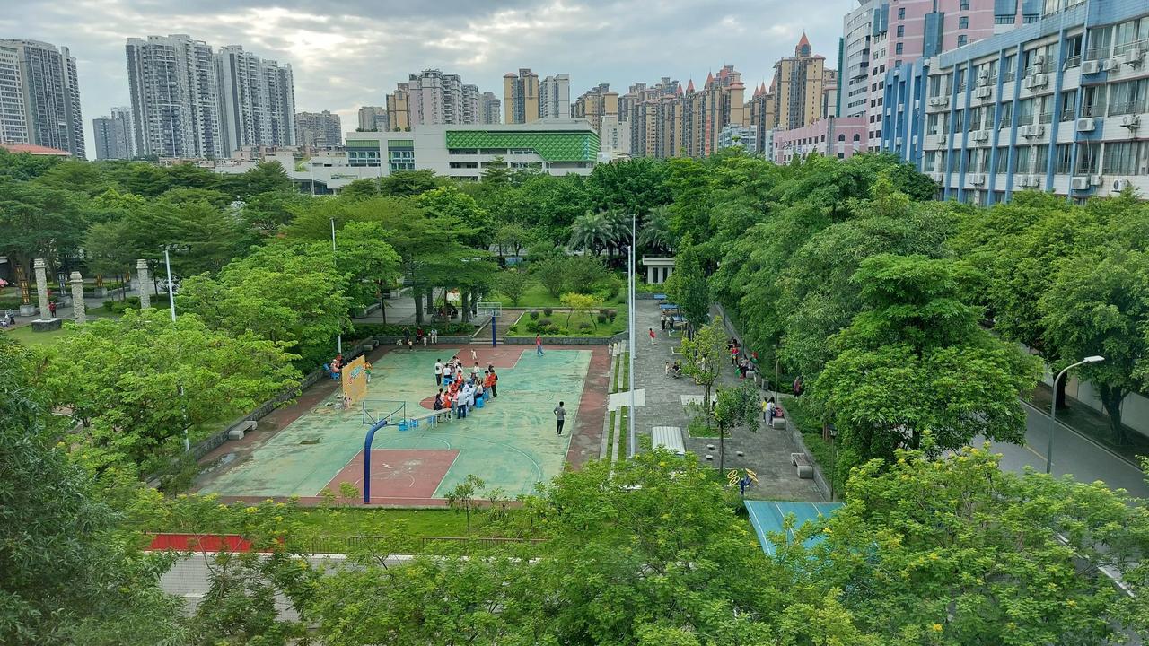 篮球场上有一些人聚集在一起了，今晚会举办什么活动吗？真让人期待啊！（[呲牙]）#