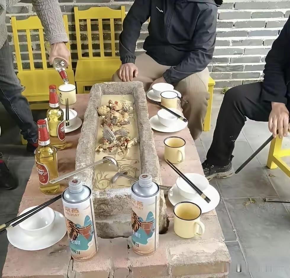 这是哪家饭店想出的奇思妙想，貌似生意很不错

我是既看不懂，也不想懂

不知这是