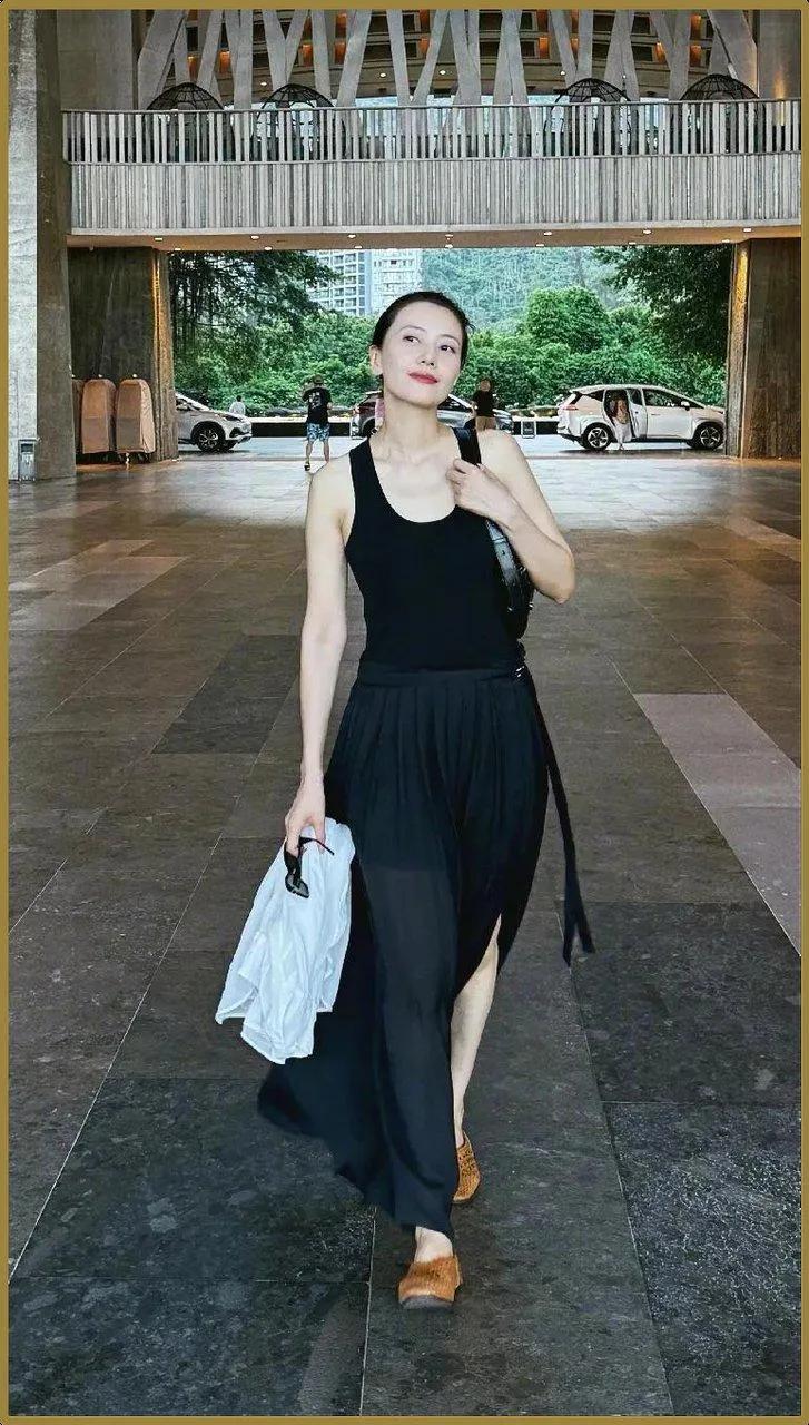 果然黑色长裙永远适配高圆圆！
基础款黑色无袖套装，垂感纱裙自带飘逸感
没有繁杂装