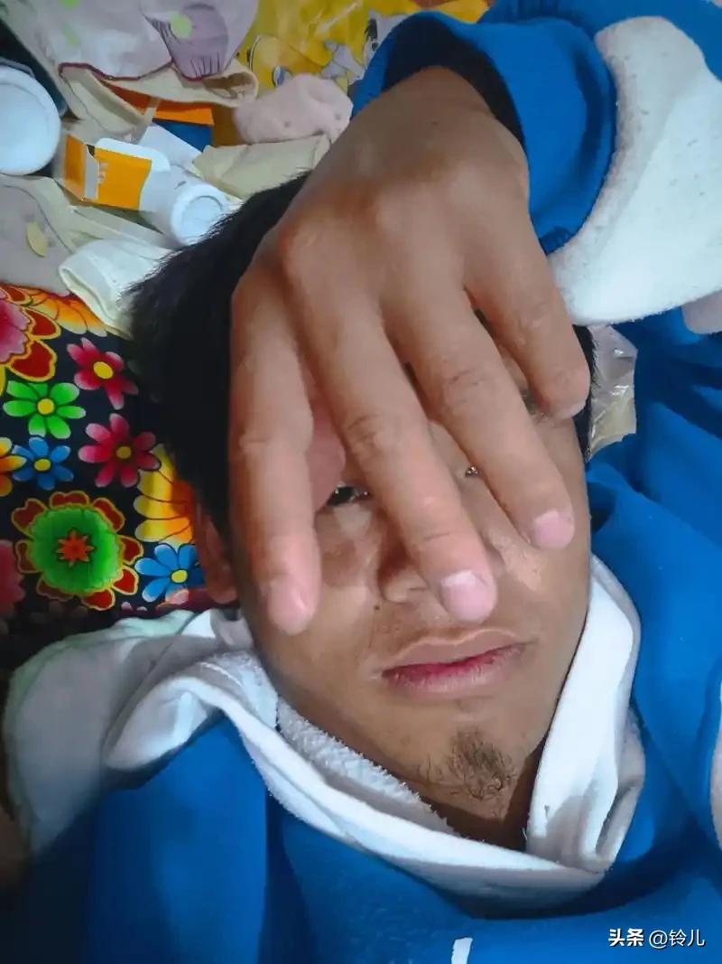 尊重每一个孩子的审美观，中学生大众化更有利于学习。
    近日，杭州一位高一男