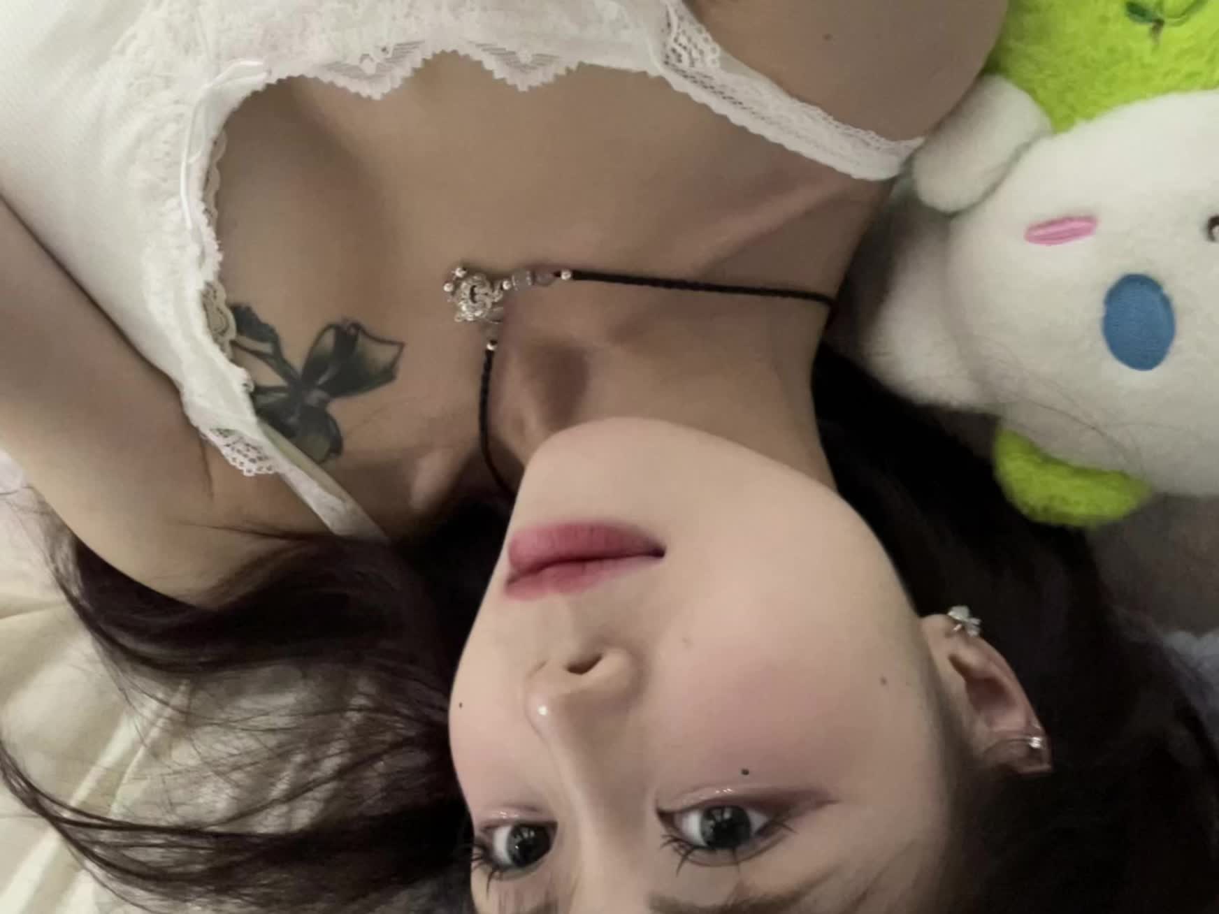 太嘴硬了宁愿骗你说我要睡觉了也不肯告诉你我有多难过