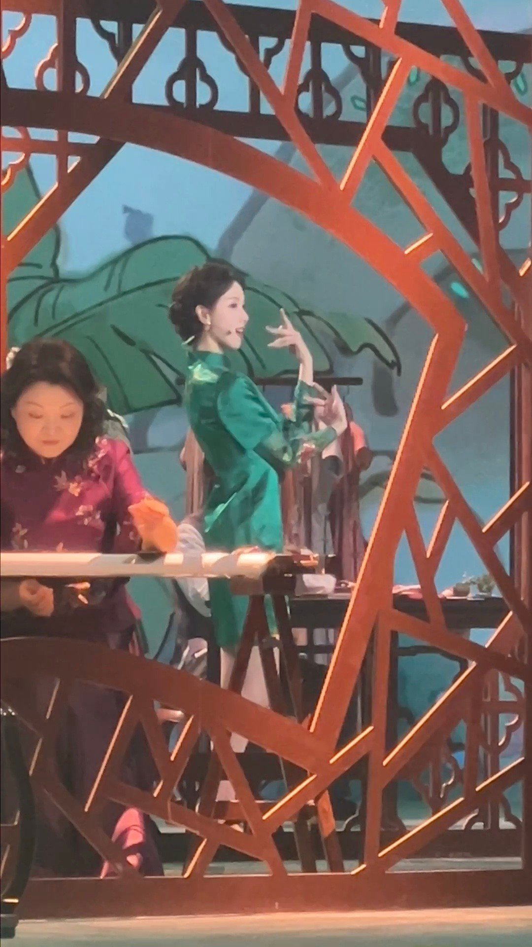 陈都灵请把旗袍焊在身上旗袍在陈都灵身上找到了21世纪的最佳打开方式。那不是刻板的