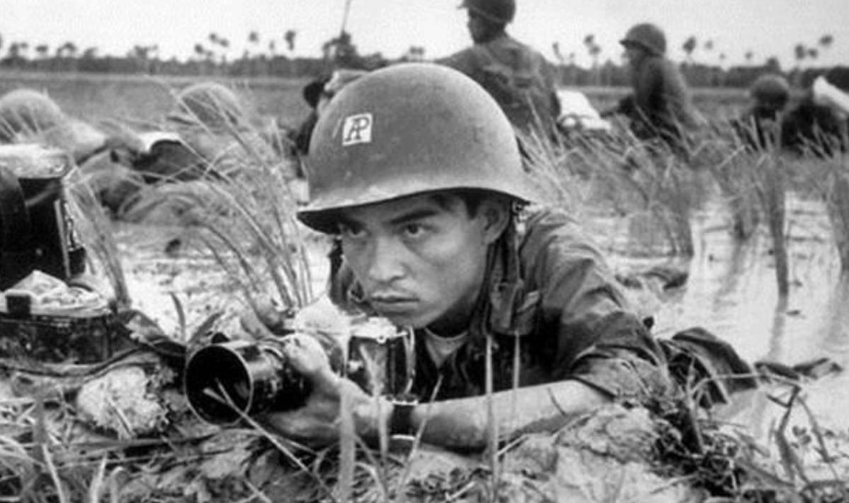 张志平是1984年收复老山时第一个冲上主峰的战士。战后给他报了一等功，他却坚决不