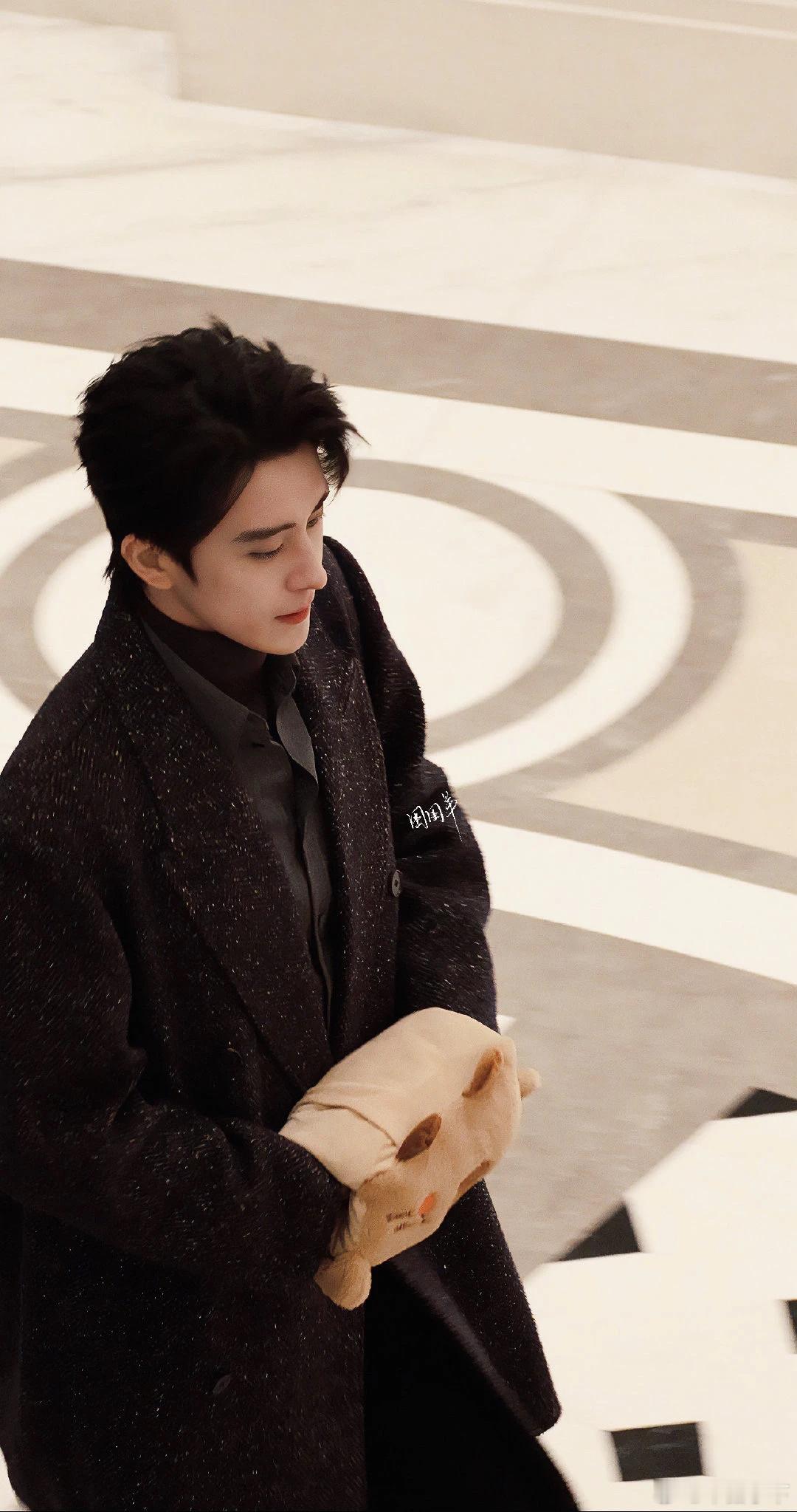 敖猴其实不土，主要是不霸总，很像高奢店长得好点的柜哥 