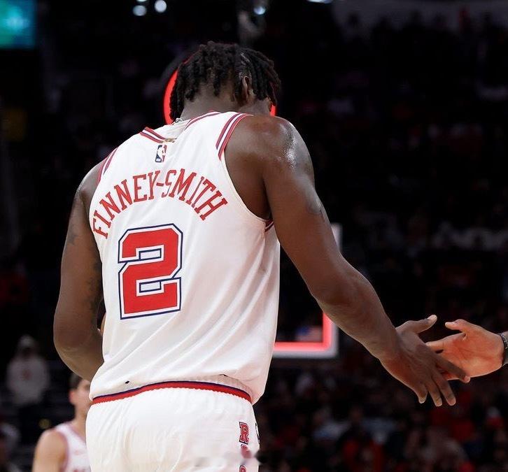 伊森和芬尼-史密斯都不在伤病名单中，明天将会出战，阿隆-霍勒迪腰部拉伤出战成疑。