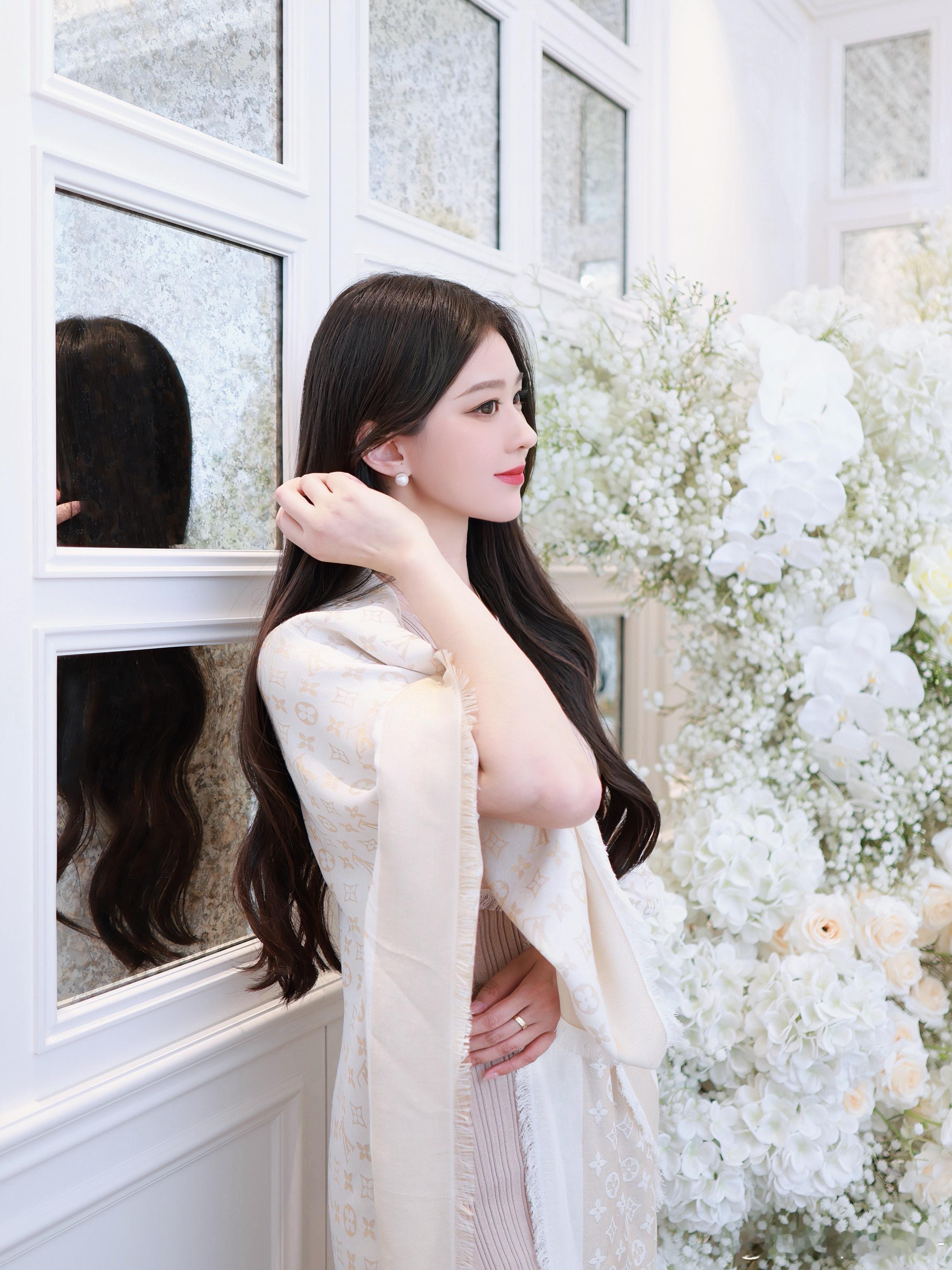 亲爱的织女，我向你乞巧，希望我和每一位女性可以拥有健康的身体，睿智的头脑，强大的
