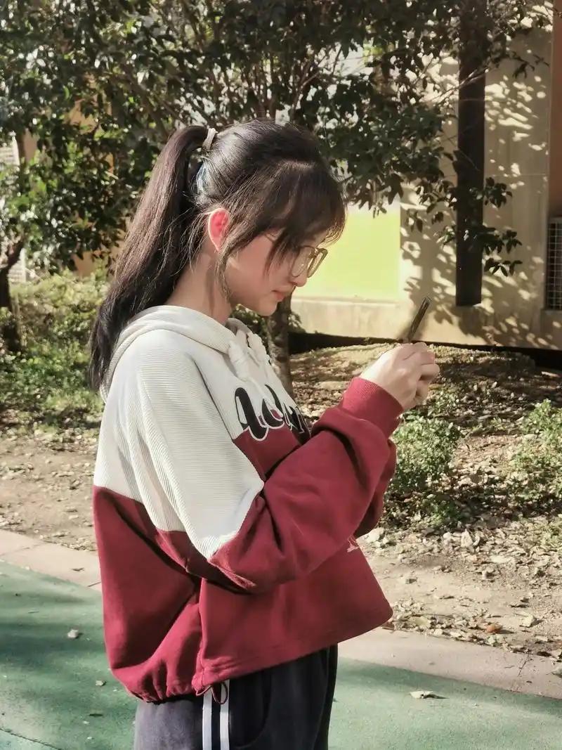 有个事儿挺让人堵心的。

一个初中女生，住校，爸爸没了，妈妈一个人养她，还要照顾