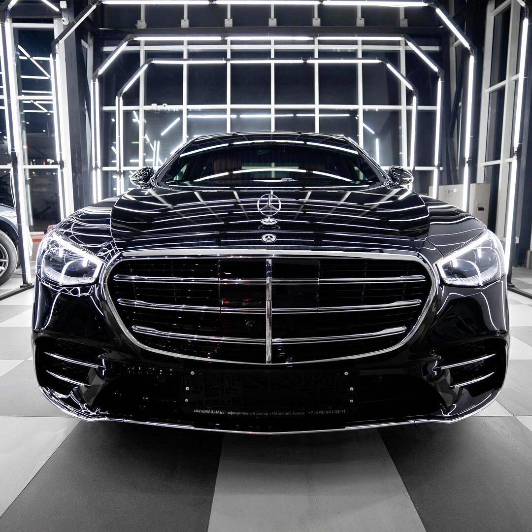 W223上市时候都说丑，现在来看三道杠大灯成为了经典