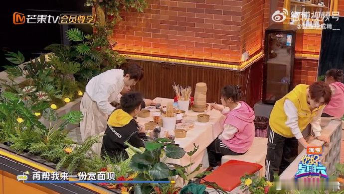 丁程鑫丁程鑫想吃面一直没上你好星期六太顶了！丁程鑫的温柔藏不住！想吃面等了半天，