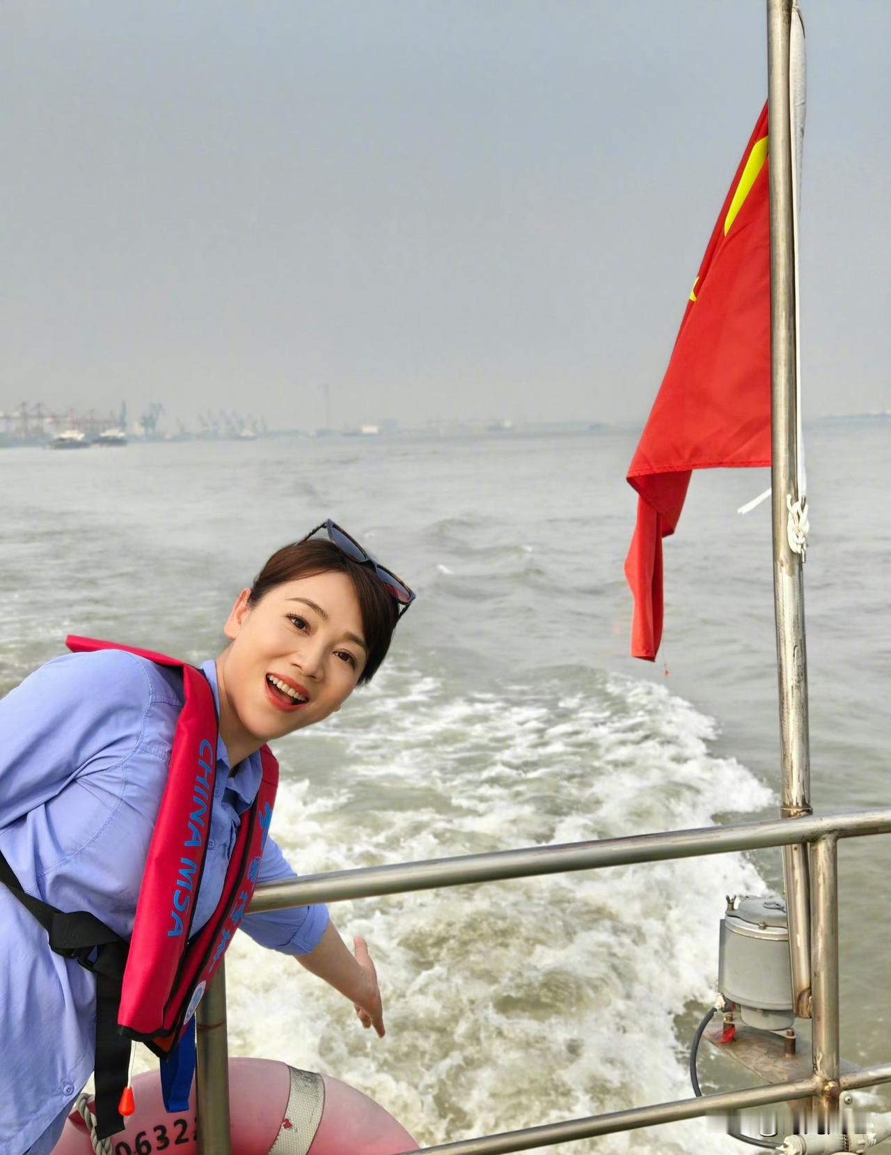 快乐阳光亲和力满满的央视主持人！工作中严谨，生活中松弛感满满。温柔型主持人
