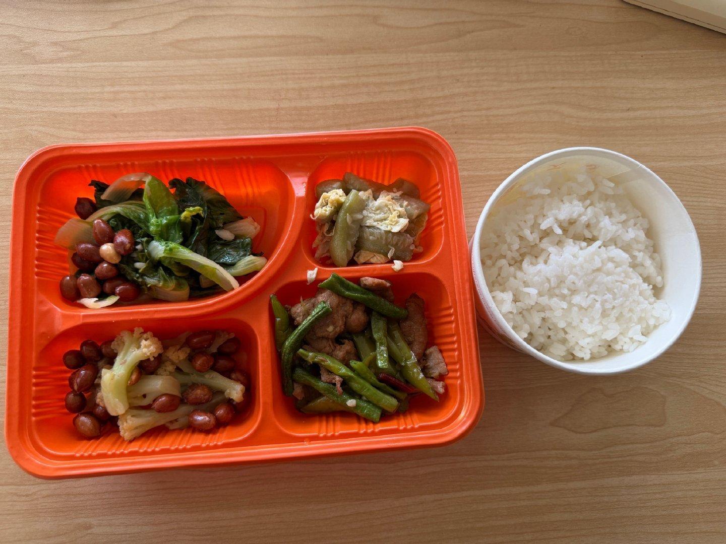 四个菜，半碗饭，这样的中餐不会长胖吧。减肥  ​​​