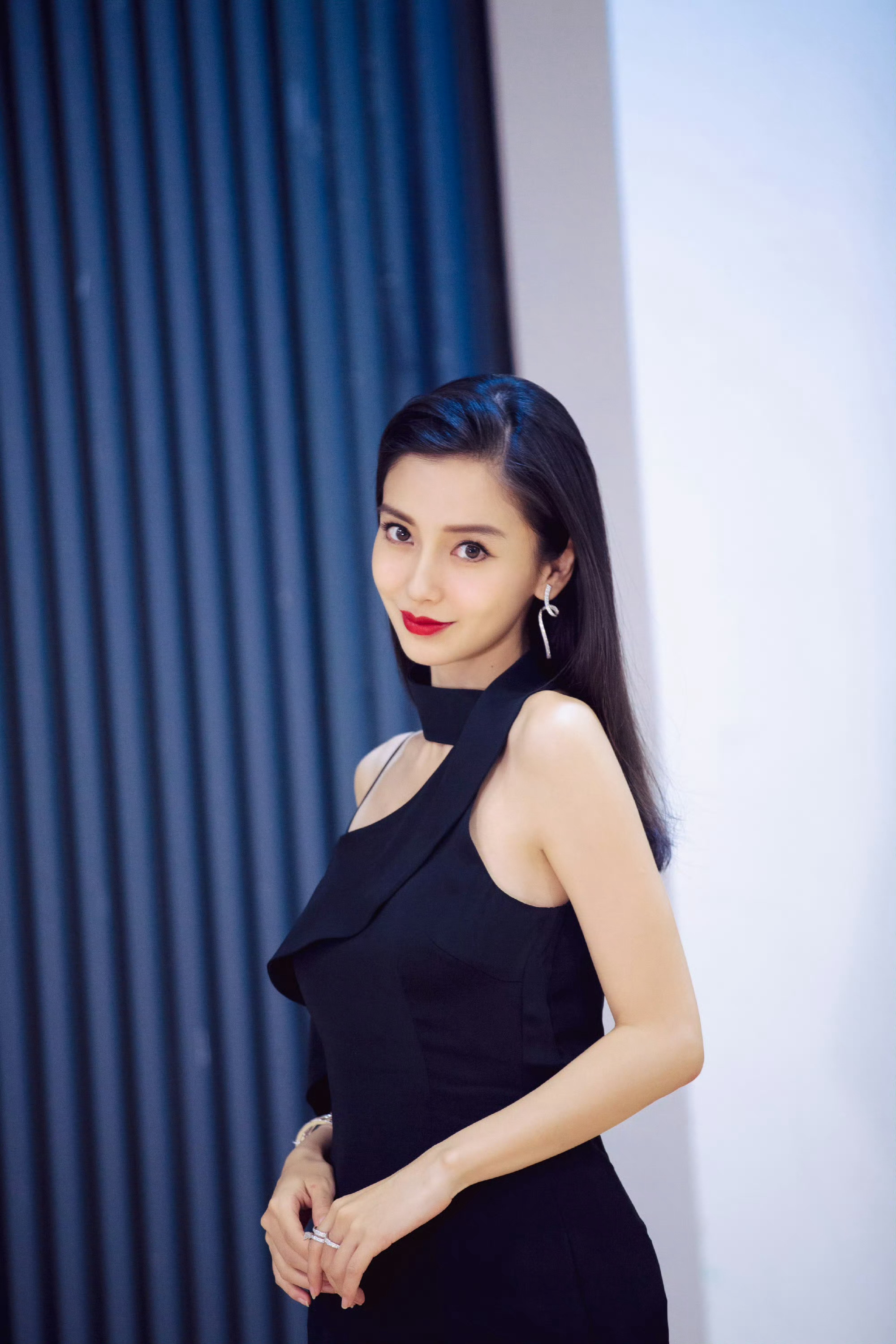 【我来出题】《孤芳不自赏》中BOSS颖饰演的角色叫？angelababy的开学摸