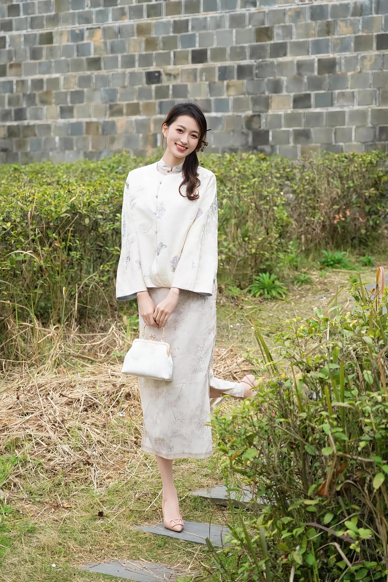 花间笑语，风中轻舞。