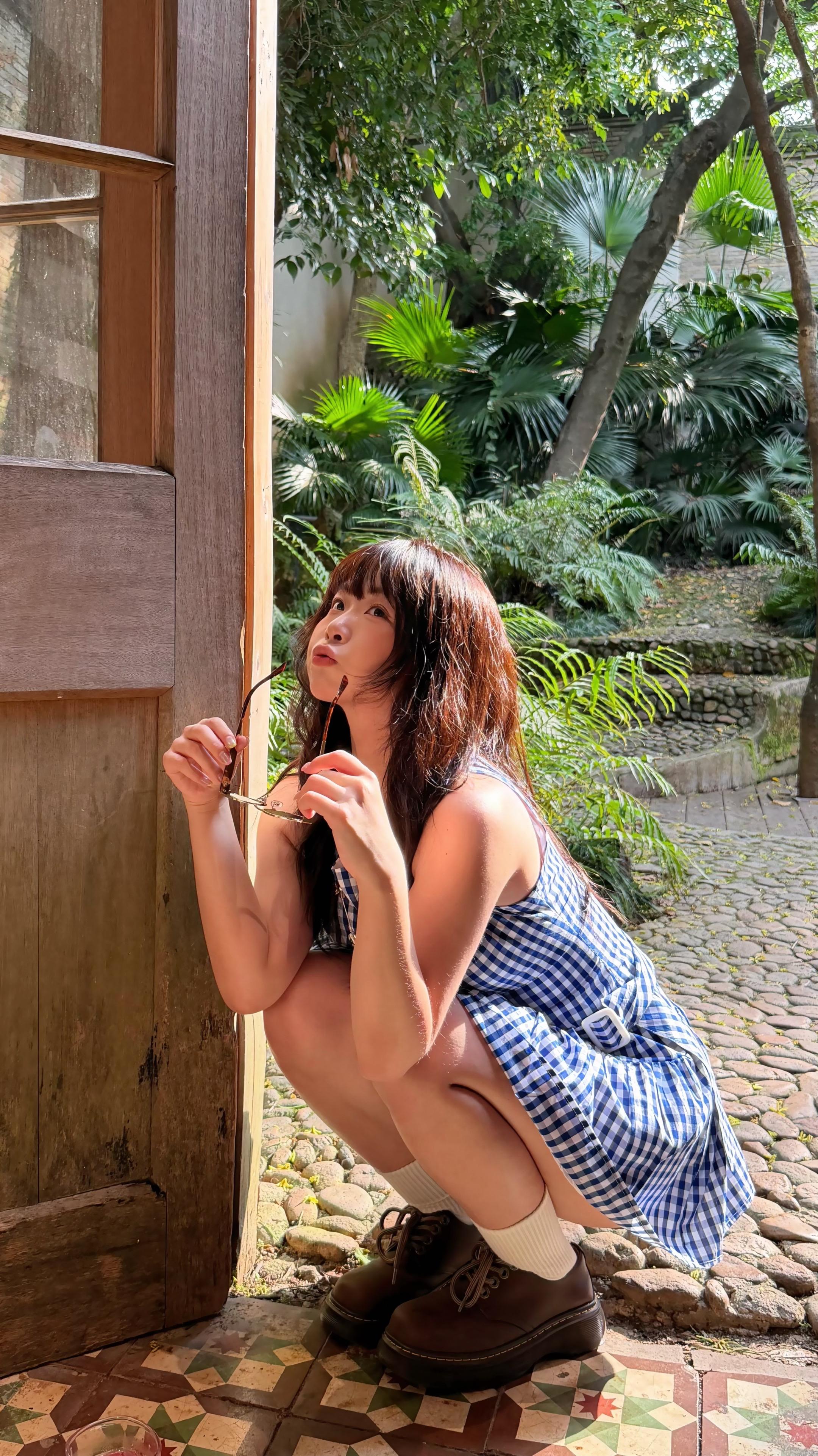 格子裙女孩。